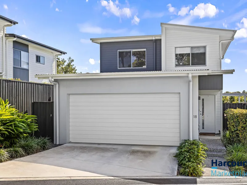 Freestanding Townhouse in Flood Free Estate