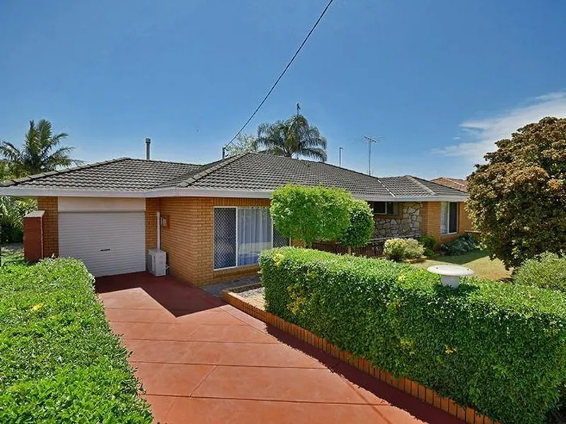 Well-maintained family home in Newtown!