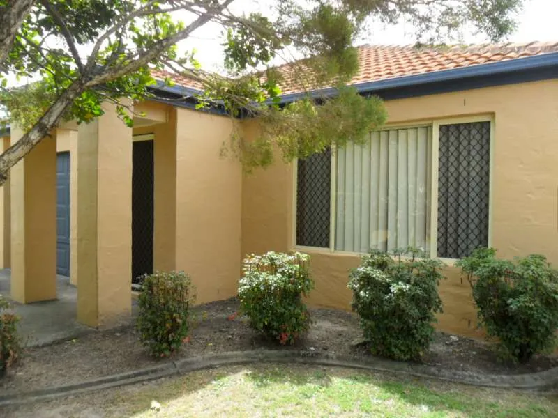 This lovely neat and tidy single level Villa will be a pleasure to call home