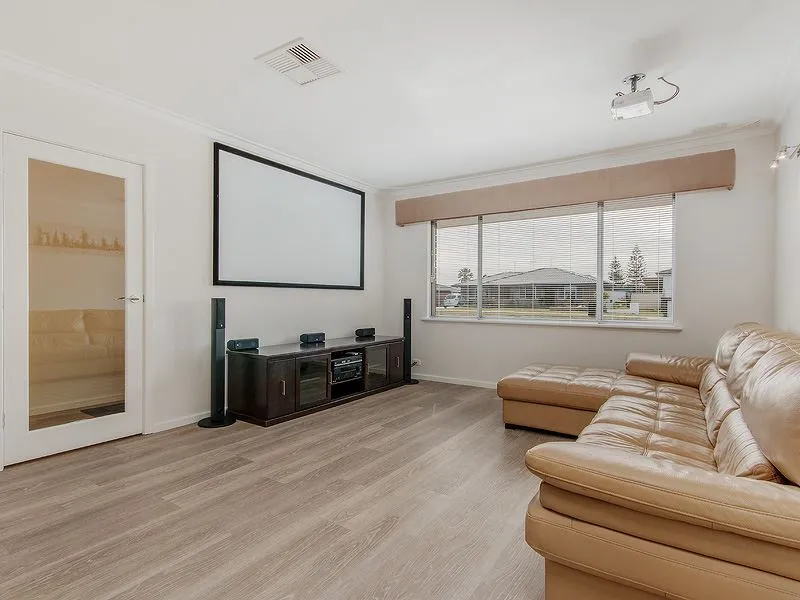 Quality and Style only 10 Minute Stroll to Beach