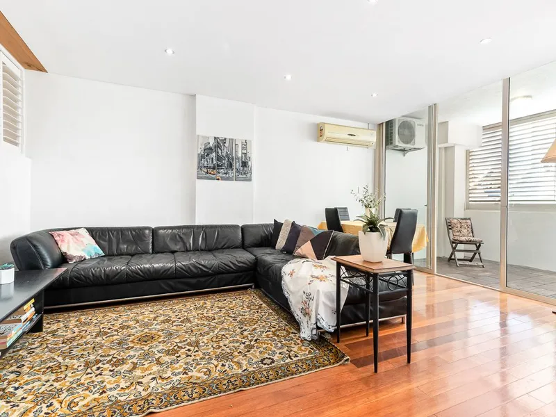 WHISPER QUIET & STYLISH FURNISHED APARTMENT IN BOUTIQUE BUILDING