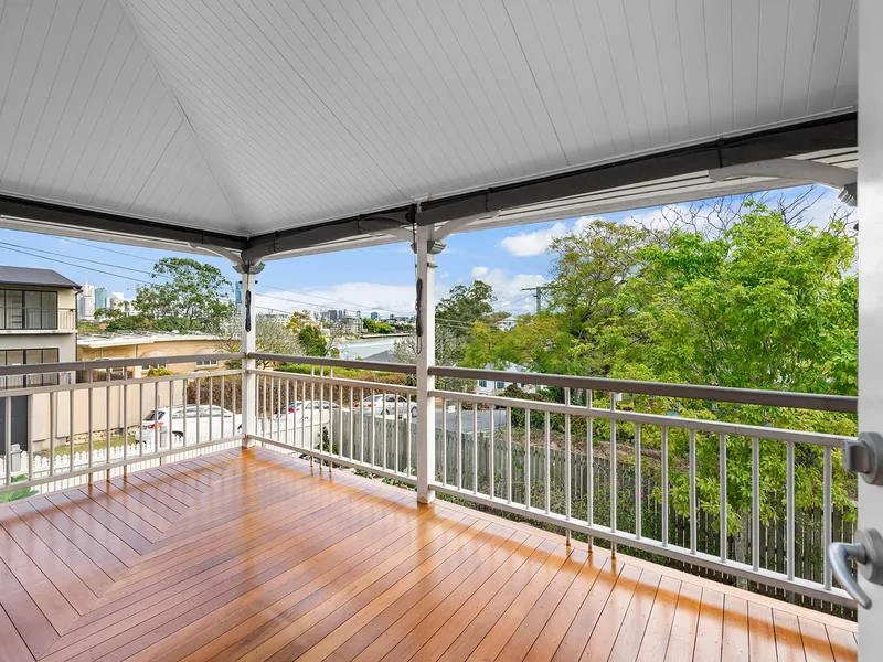 Grand Queenslander in Prestigious River Avenue Enclave