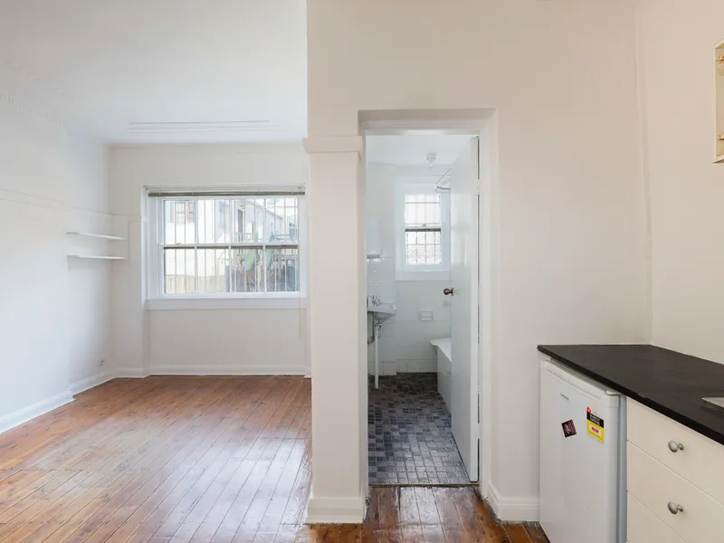 Unfurnished, studio apartment in Potts Point