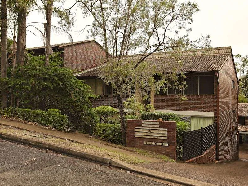 SPACIOUS  APARTMENT IN PRIME TOOWONG