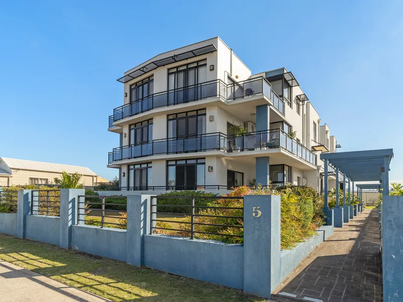 Spacious 2 bedroom unit with views