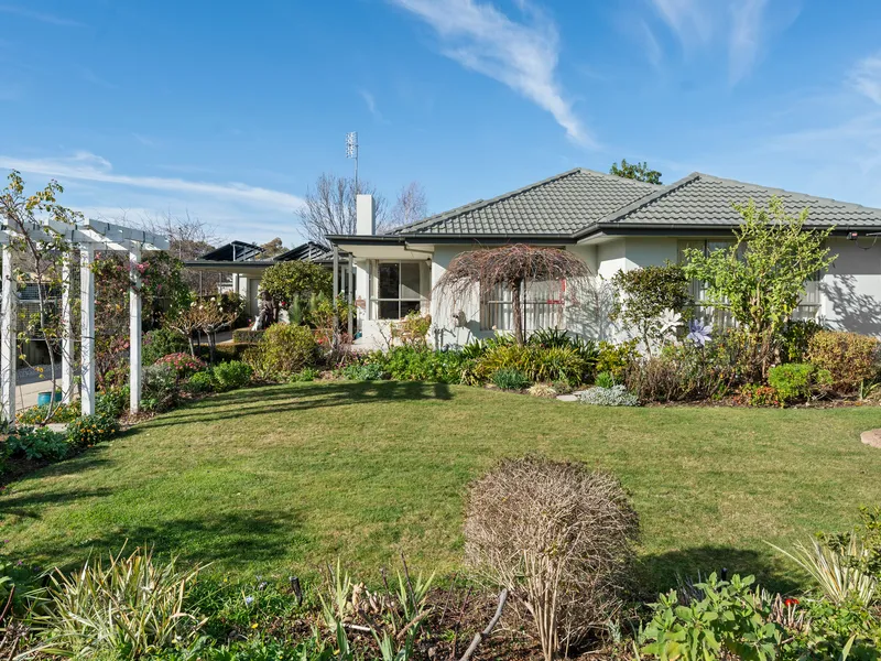 A Close Walk to Binney Street Shops, Immaculately Renovated and Beautifully Maintained
