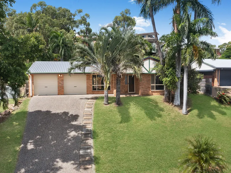 Comfortable brick home with big sunset views from elevated block