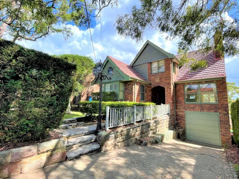 BEAUTIFULLY PRESENTED HOME IN A GREAT LOCATION.