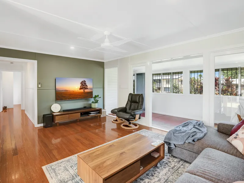 CUTE LOWSET QUEENSLANDER WITH SIDE ACCESS - IDEAL LOCATION