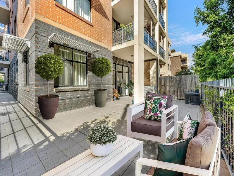 CONTEMPORARY APARTMENT WITH COURTYARD IN A PRIME WATERSIDE COMPLEX