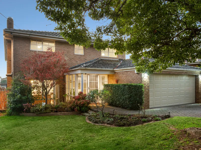 Family Poolside Excellence over an Impressive 800sqm (approx.)