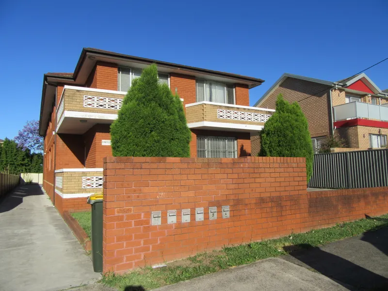 Well-Presented 2BDR Unit Close to Shops