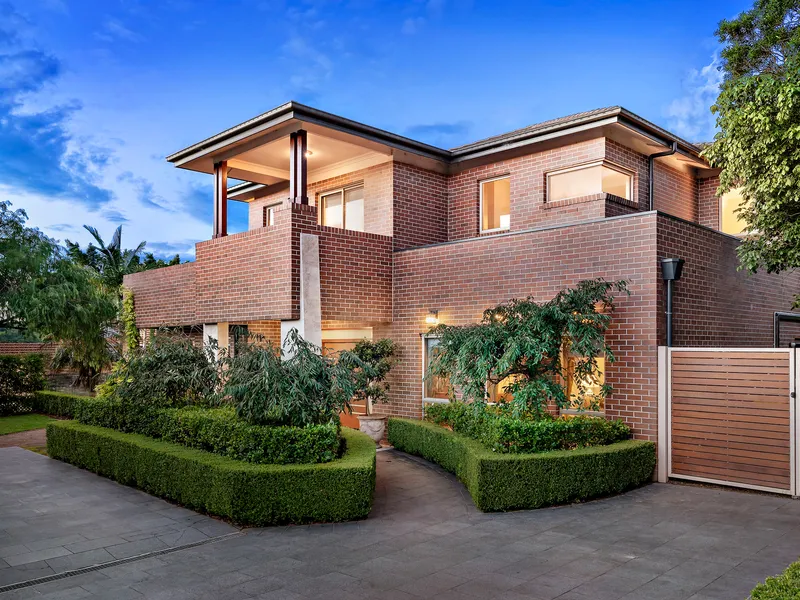 Sundrenched privacy with expansive flowing layout