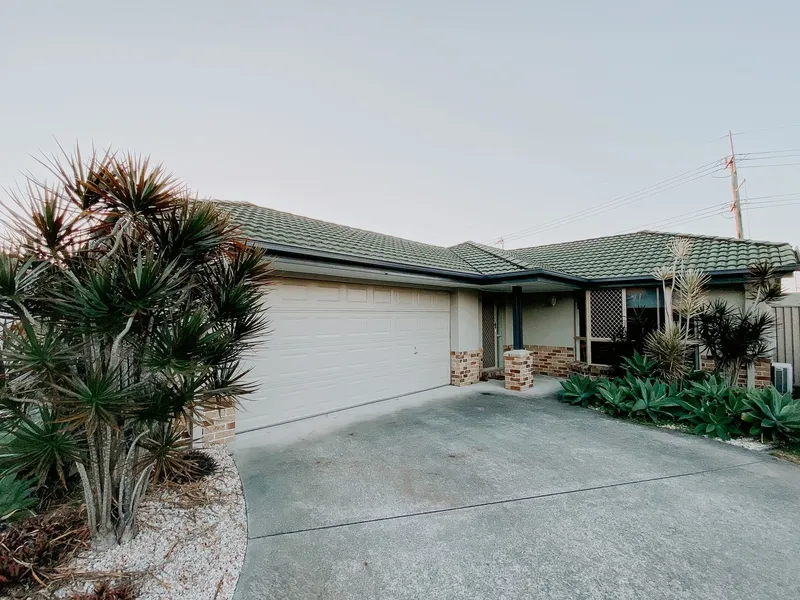 FAMILY FRIENDLY, LARGE 5 BEDROOM HOME IN MUDGEERABA