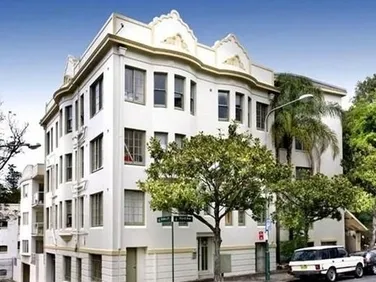 Stunning fully furnished luxurious Art Deco studio & in a great location. 