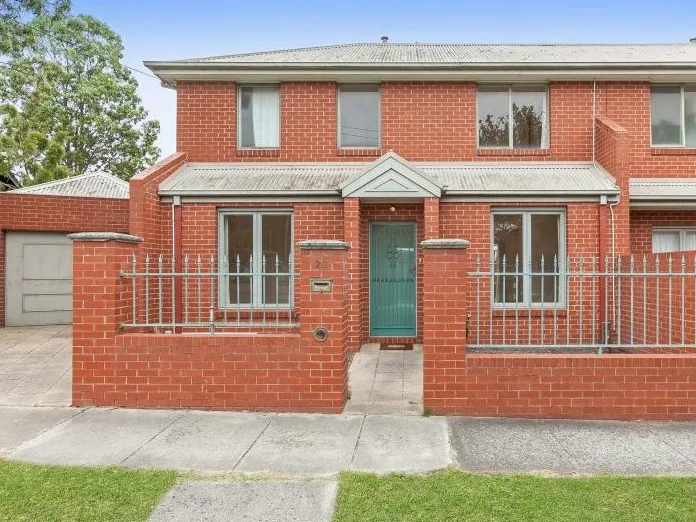 IDEALLY LOCATED FOR GLENHUNTLY PRIMARY & GREAT OUTDOOR SPACE