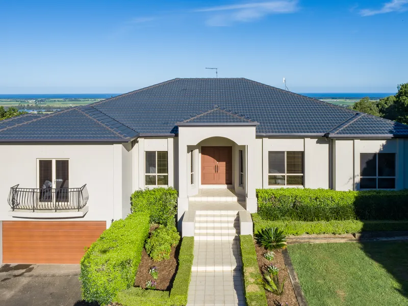 STYLE AND SPACE MEETS SWEEPING OCEAN & SCENIC VIEWS