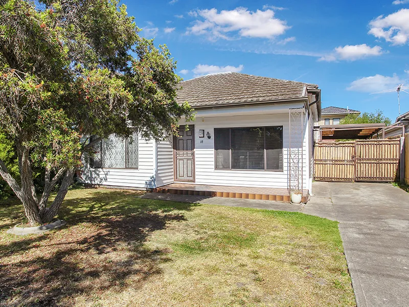 FABULOUS LOCATION & BACKYARD! 