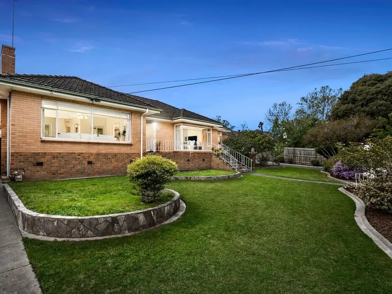 LOVELY THREE BEDROOM HOME WITH STUDY IN PERFECT LOCATION