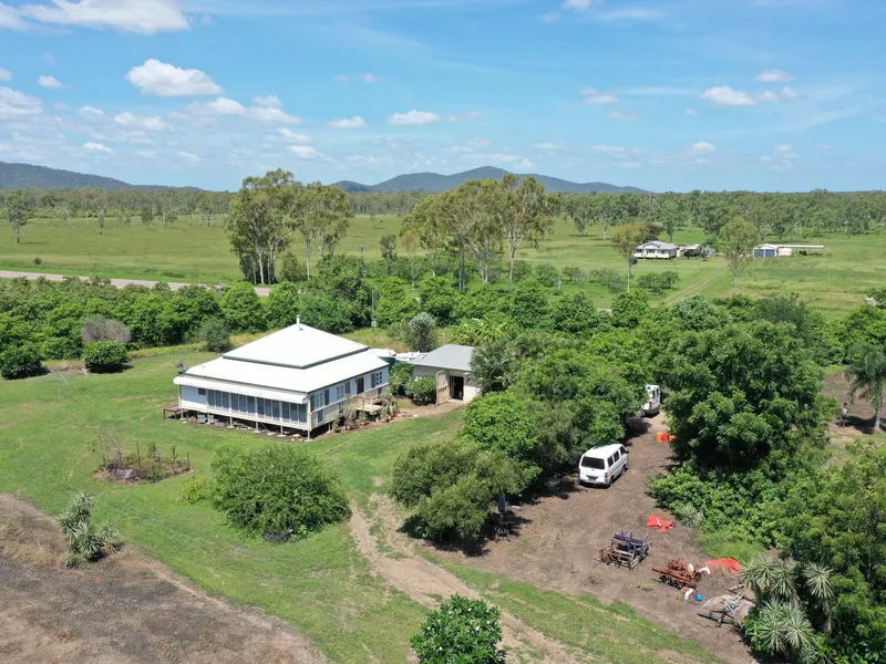 Queenslander on 20 Acres - Bore + Granny Flat 