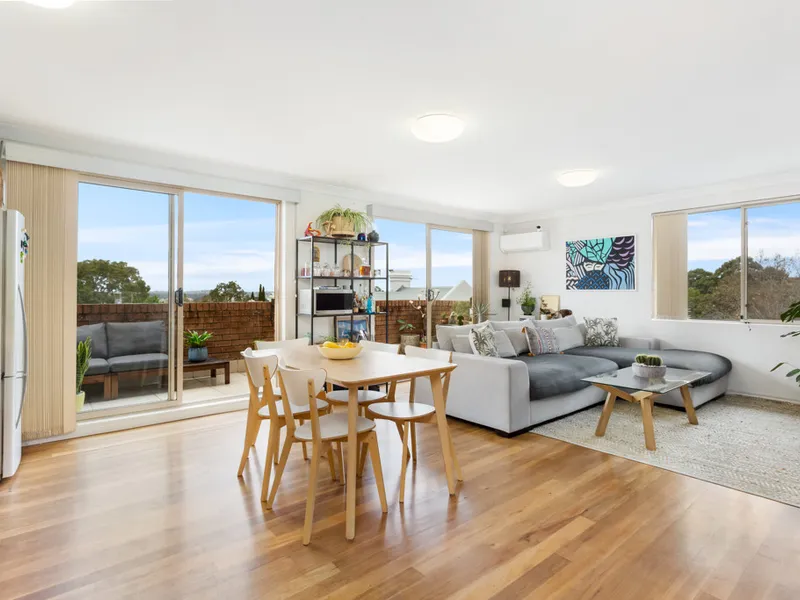 Chic cosmopolitan apartment in ultra-convenient setting