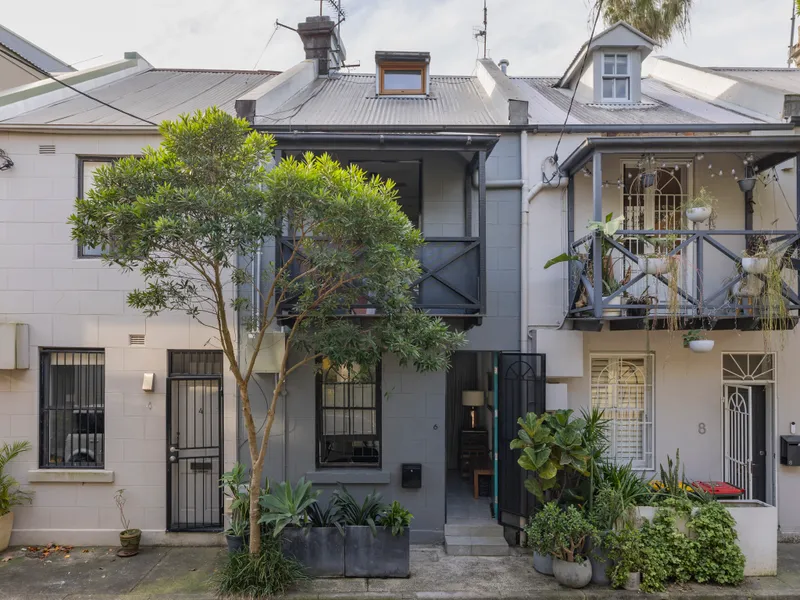 Renovated Terrace in Sought-After Location: Modern Finishes & Prime Position Near Crown