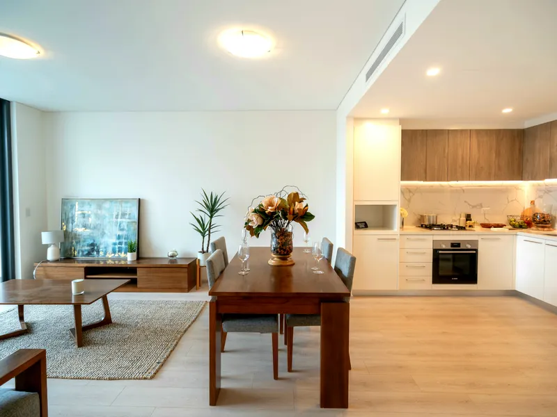 Large Ground Level Massive Northern Living & 2 King-size Bedrooms