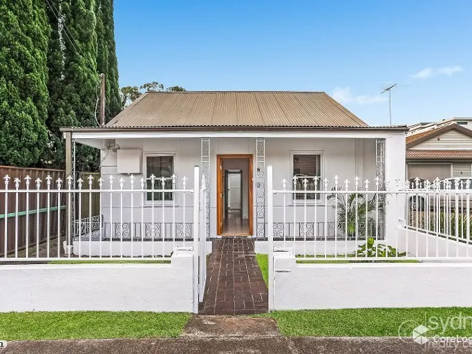 MODERN HOME CLOSE TO SHOPS BUSES