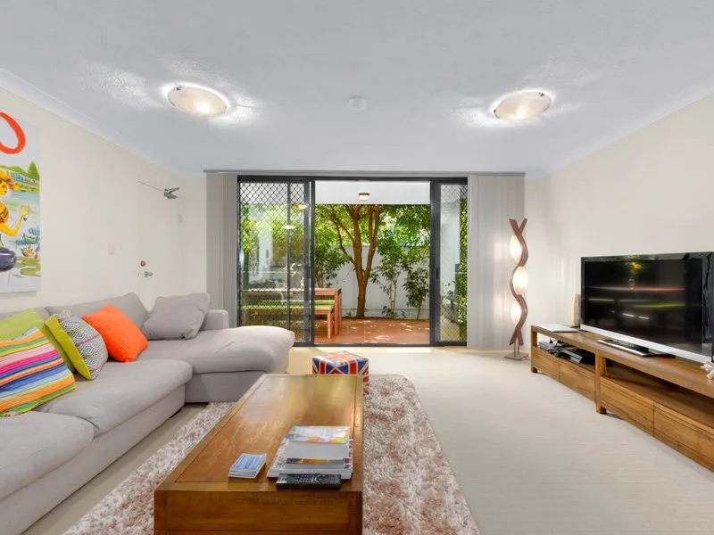 New Timber Vinyl Floors, Courtyard, Pool, A few steps to the River & Coles