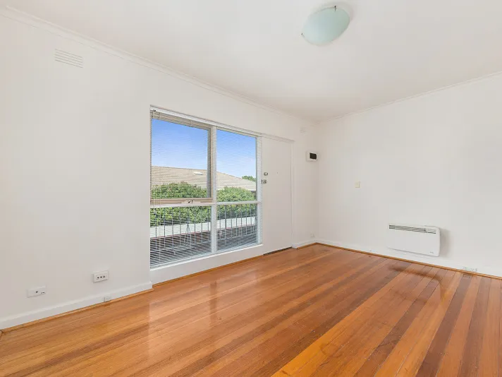 Freshly Painted One Bedroom Apartment In the heart of Glen Huntly