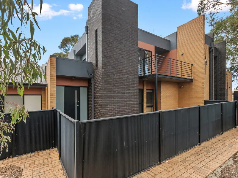 STUNNING TOWNHOUSE IN POPULAR QUARRY HILL