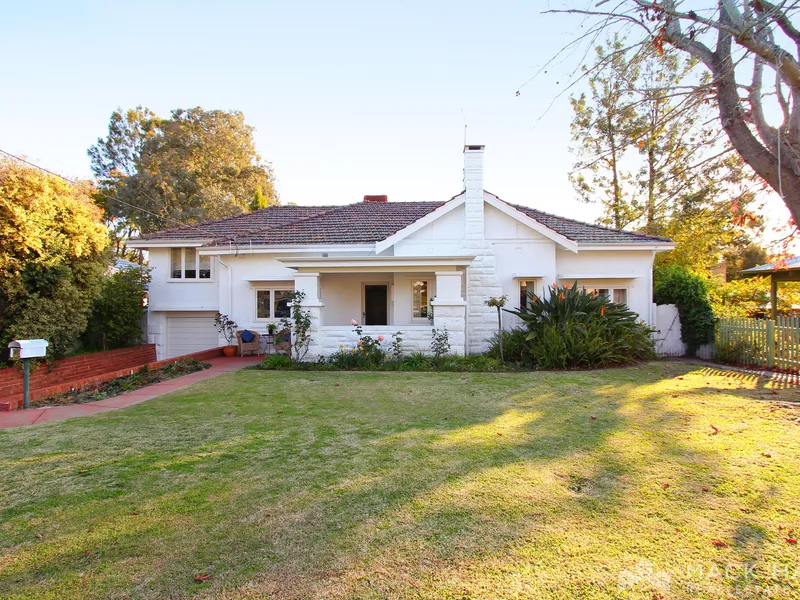 FAMILY HOME WITH LARGE POOL