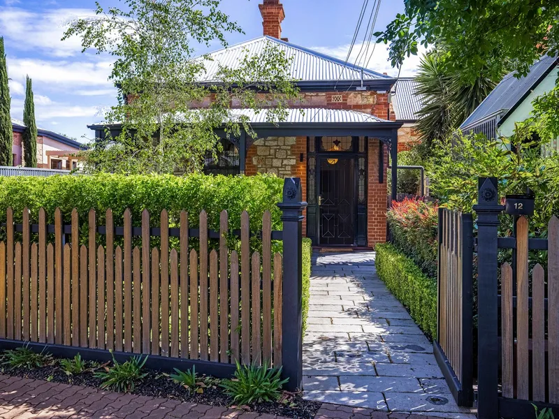 Stylish & sophisticated cottage c.1890.
