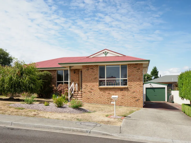 Immaculate & low maintenance home, updated kitchen with views of the Tamar River