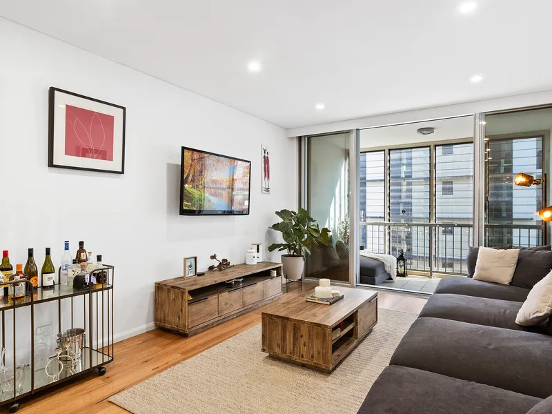 CLARK - Beautifully Renovated Split-level 2 Bedroom
