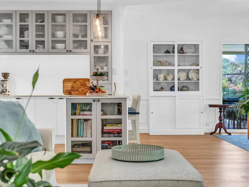 STUNNING ACREAGE / STUNNING HOME