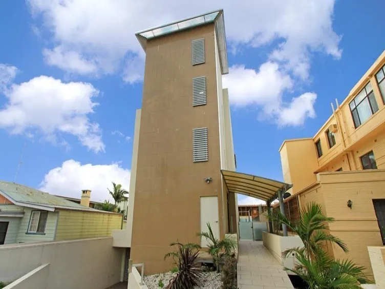 3 BEDROOM UNIT - CBD LIVING -WALK TO THE BEACH