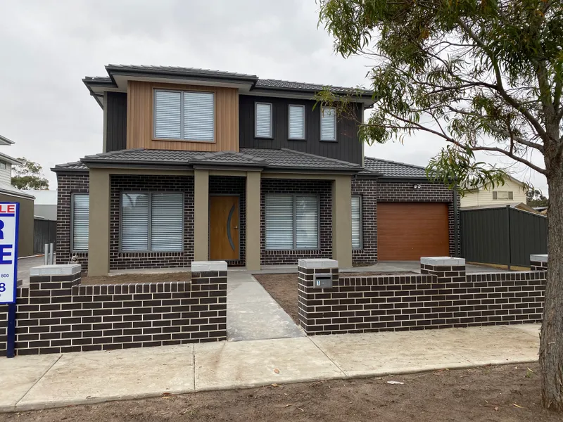 Close To ALTONA BEACH Schools and transport