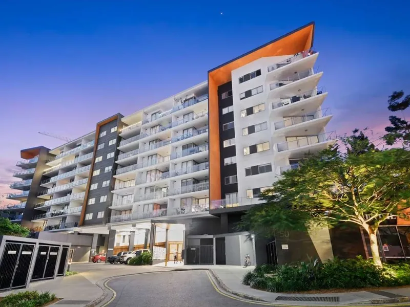TWO BED, 2 BATH, 1 CAR SPACE apartment in highly sought-after Kangaroo Point