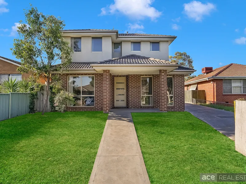 A Private Light-filled Haven with Stunning Courtyard Appeal