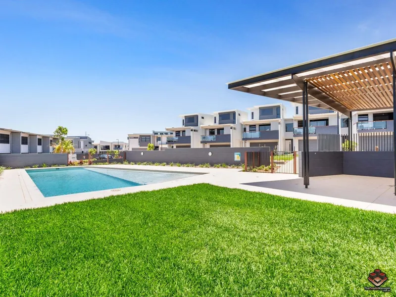 Pool side home! Available to move in straight away!