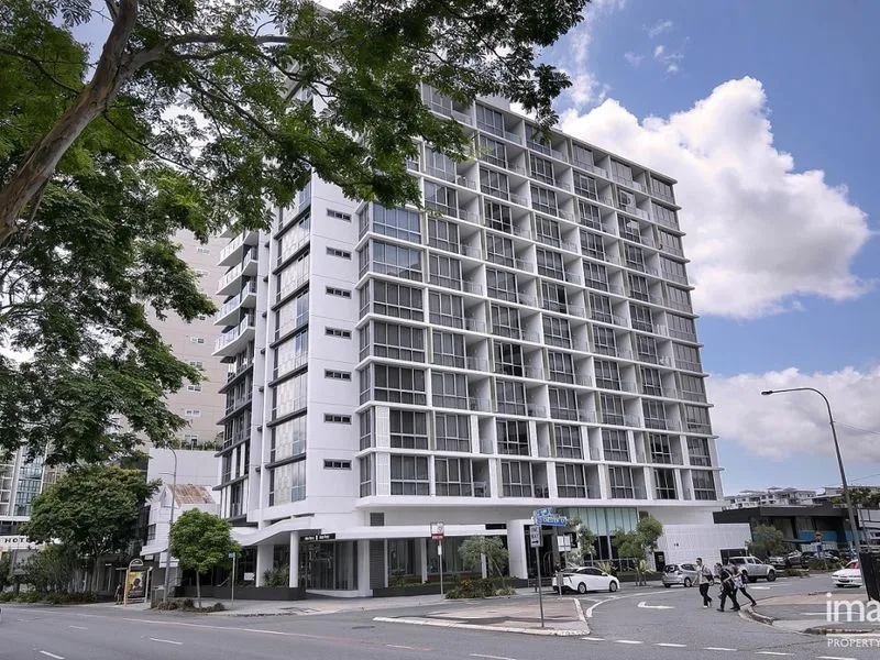DESIGNER 2 BEDROOM APARTMENT WITH ROOF TOP POOL & GYM!!