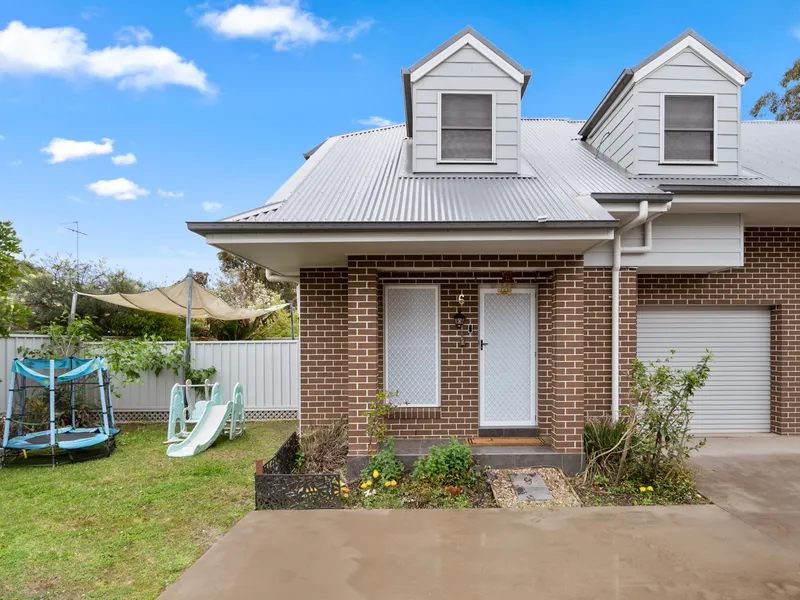 Walk in distance toTrain station, Schools and Parks!