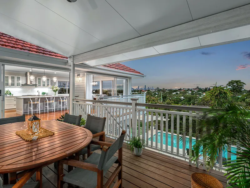 HAMPTONS FAMILY HOME ON THE HILL - FULL CITY VIEWS