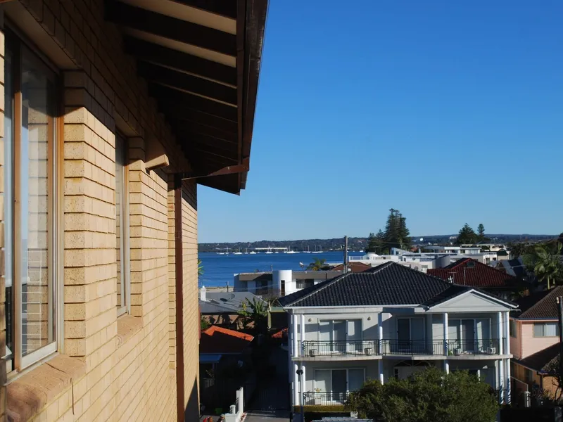 Top Floor Apartment With Water Glimpses