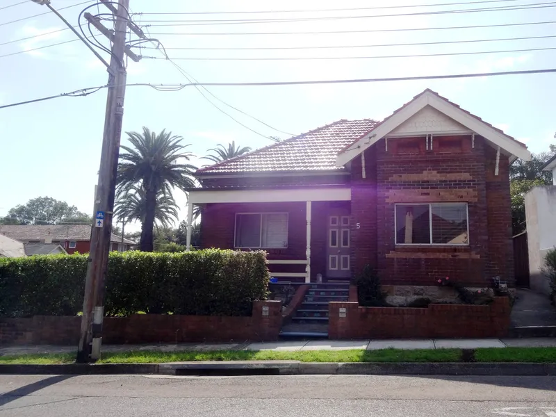 Spacious 1 Bedroom unit - Minutes to Shops, station and schools