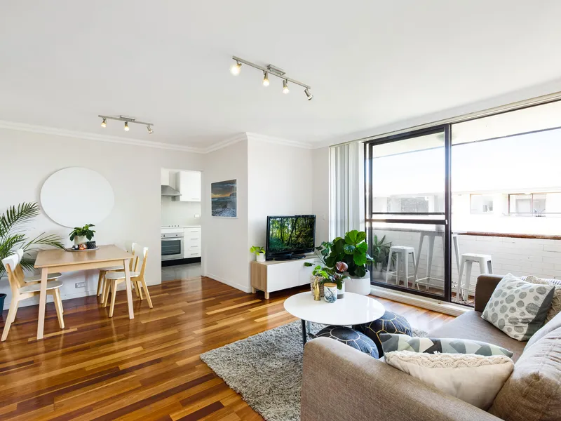 Relaxed Coastal Living, Top Floor Apartment With City Views, Walk To Bondi Beach