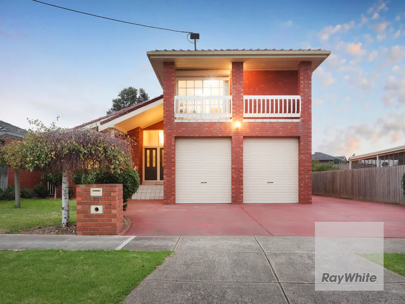 Family Expanse in a Picture-Perfect Location