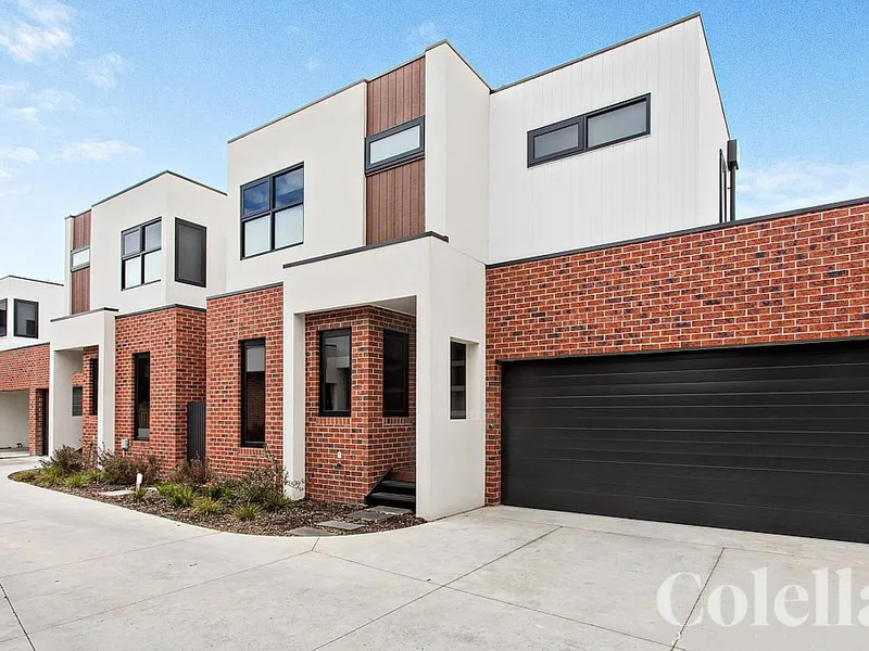 STYLISH TOWNHOUSE IN SUPERB LOCATION