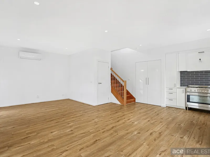 UNSURPASSED LUXURY LIVING IN PRESTIGIOUS POSITION…